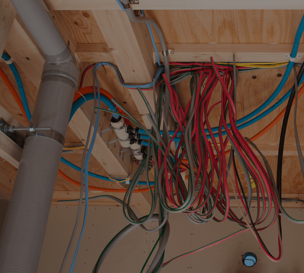 未経験から職人へ　現場に応える電気工事