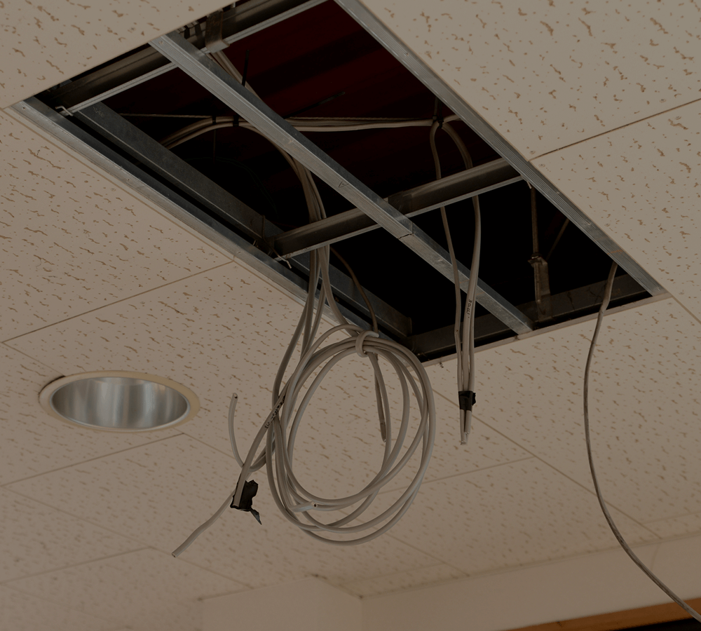 未経験から職人へ　現場に応える電気工事